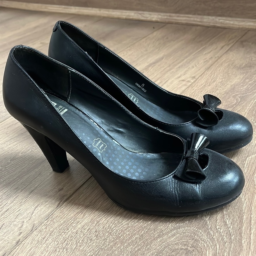 BOGO Ladies keyhole style black heeled shoes size 38 1/2